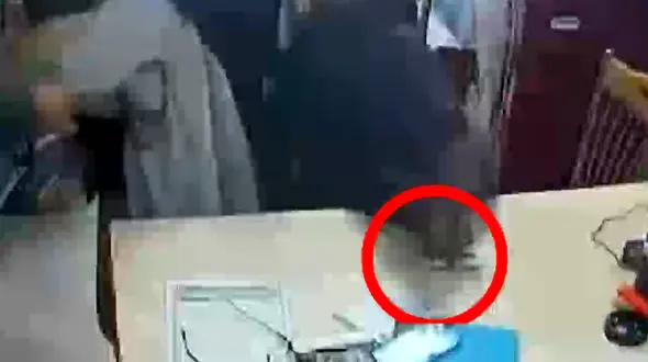 فیلم لحظه دزدیدن یک گوشی توسط دختر از مغازه