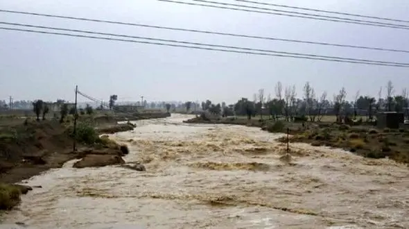سیل در جیرفت ۳ جاده روستایی را مسدود کرد
