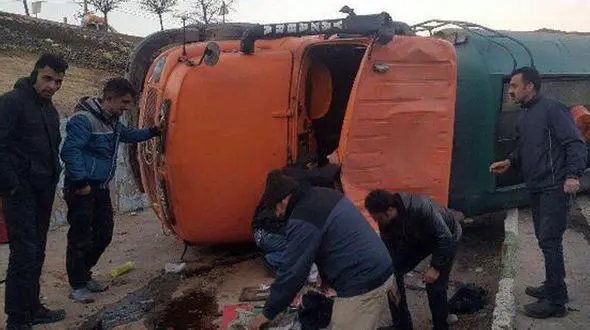  تصویر هولناک واژگونی تانکر سوخت در سه راهی اهر+ عکس