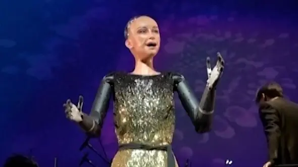 اجرای کنسرت ربات خواننده در کنار ارکستر زنده / فیلم