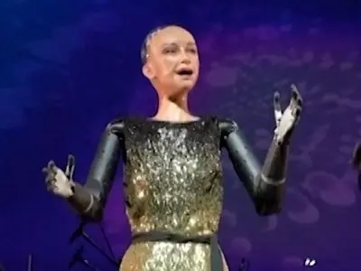 اجرای کنسرت ربات خواننده در کنار ارکستر زنده / فیلم