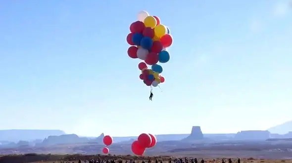 52 بادکنک مرد آمریکایی را از زمین بلند کرد + فیلم