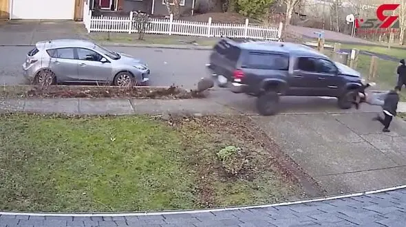 لحظه وحشتناک زیر گرفتن سه پسر توسط راننده‌ ناشی!+فیلم