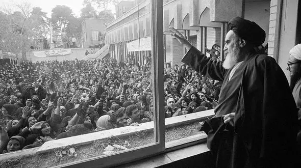  امام خمینی (ره): شیرین ترین لحظه عمر من لحظه ای بود که زیردست و پای مردم افتاده بودم و داشتم از دنیا می رفتم
