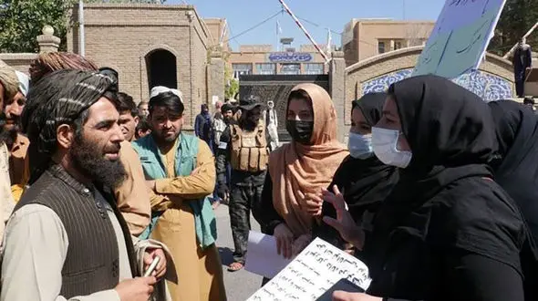 تجمع اعتراض آمیز زنان افغان علیه طالبان در خیابان های هرات + عکس