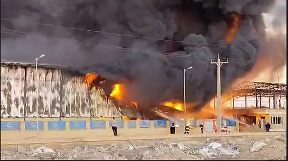 فیلم و عکس های آتش سوزی شهرک صنعتی آبادان / فرماندار چه گفت؟