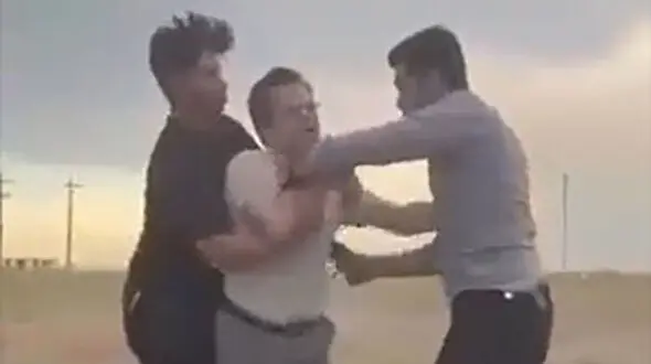 فیلم حمله مخالفان دکتر پزشکیان با شوکر به وکیل حامی پزشکیان مقابل چشم زن و بچه اش !