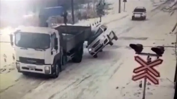 ببینید / تصادف و کشیده شدن خودرو توسط کامیون