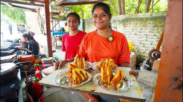 فیلم/ این دو خواهر زحمتکش هندی مشهورترین کولچا پنیر ماسالا را آماده می کنند 