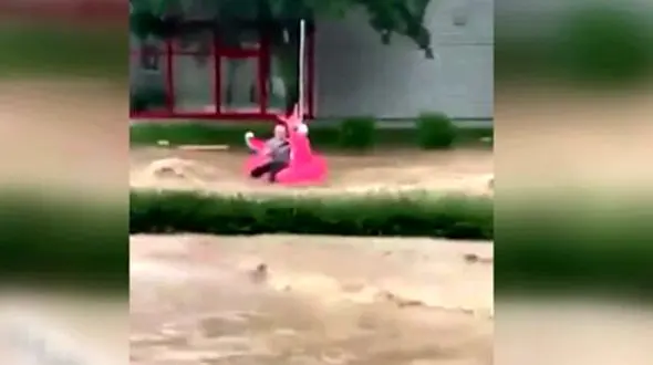 ساخت اسباب‌ بازی برای عبور از سیل! + فیلم