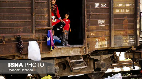 سیل زدگان به واگن های قطار پناه بردند / این تصاویر تلخ است 