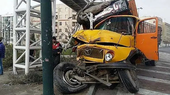 تصادف هولناک تریلی با پل سیمانی در جاده خاوران