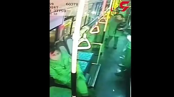 اقدام عصبانی یک مرد در اتوبوس / او می خواست پیاده شود + فیلم / چین