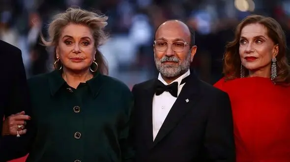 فیلم/ نگاهی به تیپ استایل اصغر فرهادی و بازیگران فیلم جدیدش داستان‌های موازی / لباس آوانگارد طور ایزابل هوپر در کنار اصغر فرهادی