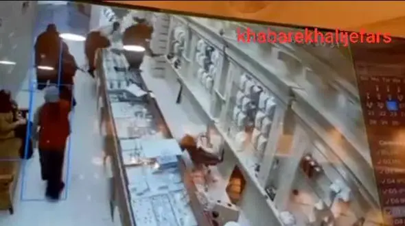 فیلم صفر تا صد سرقت مسلحانه از طلافروشی در درگهان قشم / از داخل طلافروشی تا صحنه فرار دزدان با سمند