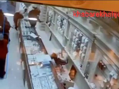 فیلم صفر تا صد سرقت مسلحانه از طلافروشی در درگهان قشم / از داخل طلافروشی تا صحنه فرار دزدان با سمند