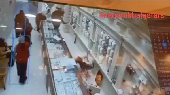 فیلم صفر تا صد سرقت مسلحانه از طلافروشی در درگهان قشم / از داخل طلافروشی تا صحنه فرار دزدان با سمند