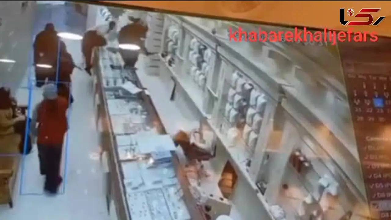 فیلم صفر تا صد سرقت مسلحانه از طلافروشی در درگهان قشم / از داخل طلافروشی تا صحنه فرار دزدان با سمند