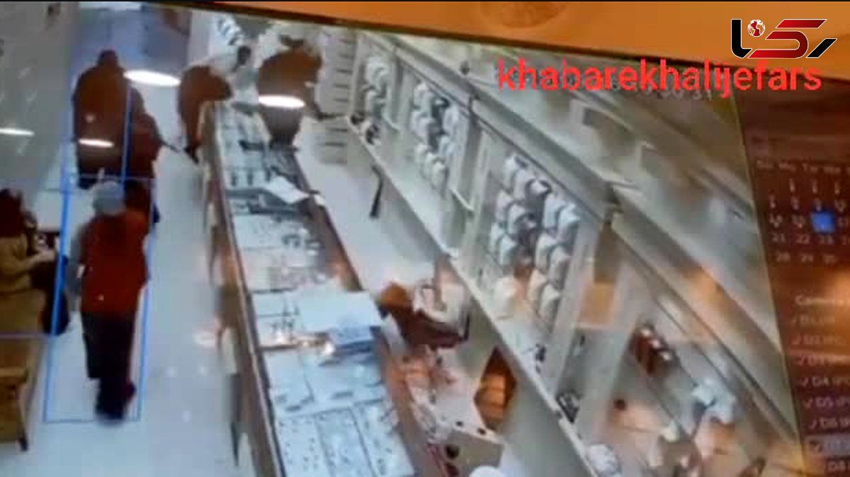 فیلم صفر تا صد سرقت مسلحانه از طلافروشی در درگهان قشم / از داخل طلافروشی تا صحنه فرار دزدان با سمند