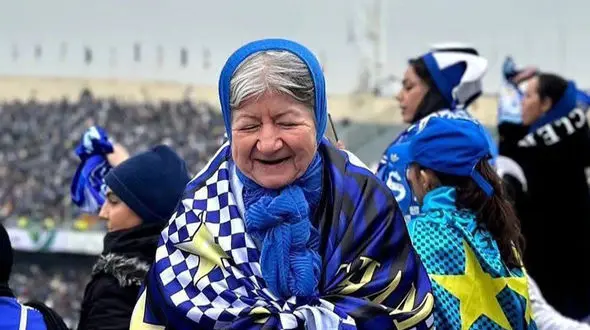 این مادربزرگ استقلالی را می شناسید ؟ / به آرزویش رسید ! + تصاویر واکنش ها