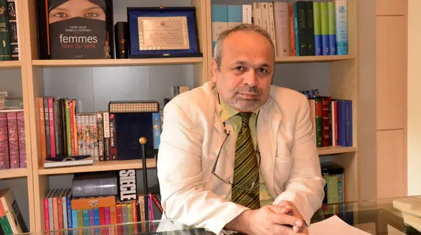 واکنش عباس عبدی به مرگ خودخواسته ابراهیم نبوی/ خشکم زد/ دولت و حکومت باید فکری جدی برای این افراد کنند