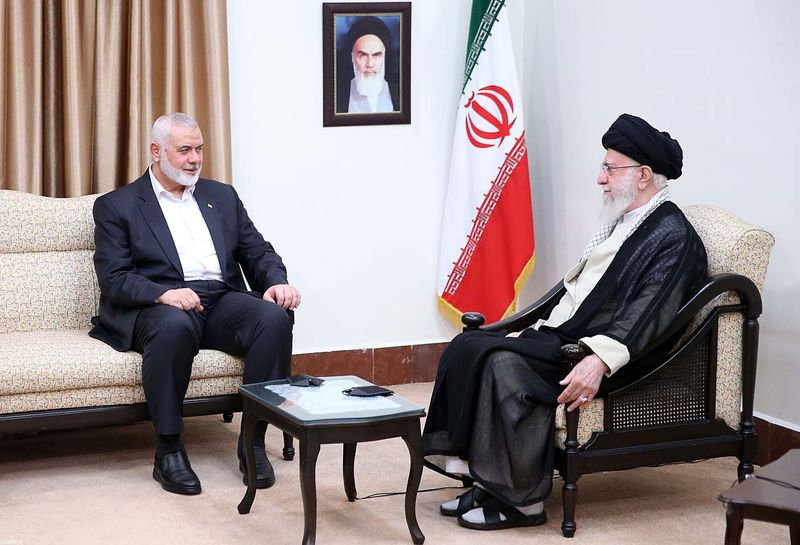 دیدار مقام معظم رهبری با اسماعیل هنیه رهبر جنبش حماس یک روز قبل از شهادت در تهران 