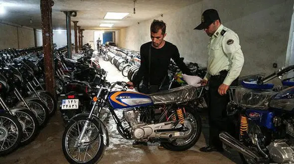 فیلم / حرکت جنون‌آمیز جوان مشهدی با موتور