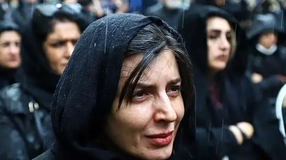 عکس / یادی کنیم از چیدمان میز عزای مادرشوهر لیلا حاتمی، بازیگر سریال «کیف انگلیسی» با حضور حامد بهداد/  روحش شاد و یادش گرامی