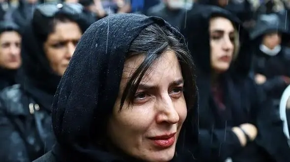 عکس / یادی کنیم از چیدمان میز عزای مادرشوهر لیلا حاتمی، بازیگر سریال «کیف انگلیسی» با حضور حامد بهداد/  روحش شاد و یادش گرامی