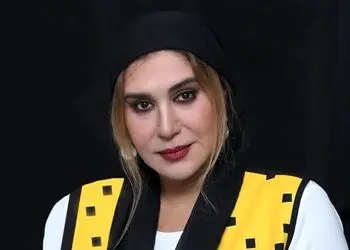 فیلم / نگاهی به چیدمان فوق شاهانه و جذاب خانه  نسیم ادبی  / از هارمونی رنگ های زرد و آبی در مبلمان تا پذیرایی درندشت با فرشی لاجوردی رنگ شبیه پرهای طاووس ...