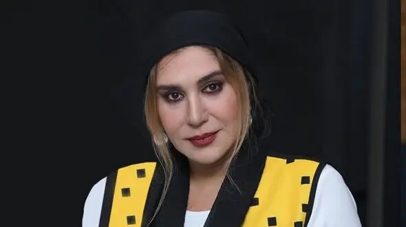 فیلم / نگاهی به چیدمان فوق شاهانه و جذاب خانه  نسیم ادبی  / از هارمونی رنگ های زرد و آبی در مبلمان تا پذیرایی درندشت با فرشی لاجوردی رنگ شبیه پرهای طاووس 