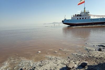 زنگ خطر دریاچه ارومیه به صدا در آمد/ آقای سلاجقه وضعیت دریاچه ارومیه مناسب نبود اما شما گفتید مناسب است! + فیلم