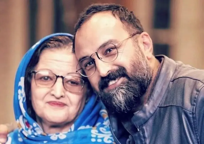 کاوه خداشناس در کنار مادرش