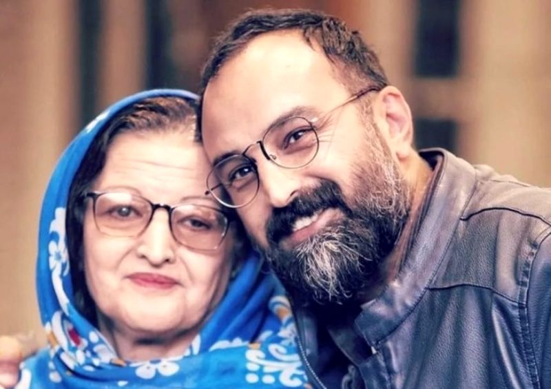 کاوه خداشناس در کنار مادرش