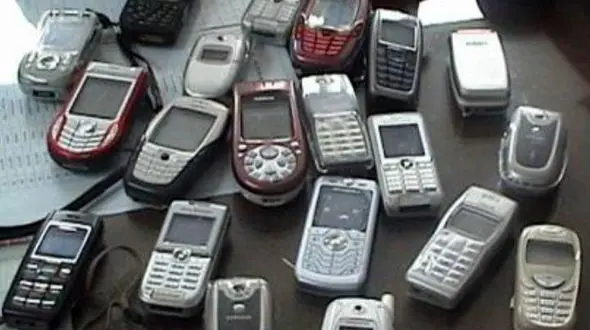 مسافر دبی به خاطر حمل گوشی موبایل قدیمی در فرودگاه "لارستان" دستگیر شد +عکس