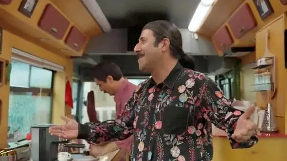 خلاقیت چند میلیاردی محسن تنابنده برای تبدیل اتوبوس اسقاطی به منزل مسکونی ویژه سریال پایتخت/ سیروس مقدم: به قیمت‌ها ورود نکردم اما...