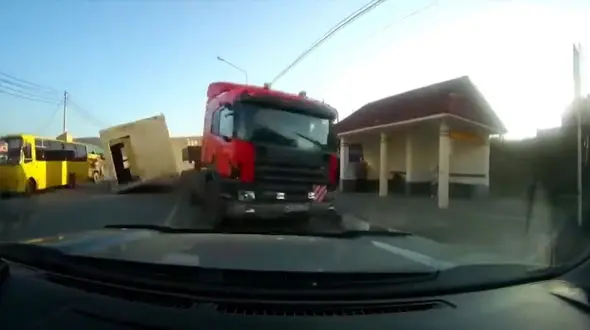 تصادف شدید کامیون با خودروی سواری + فیلم	