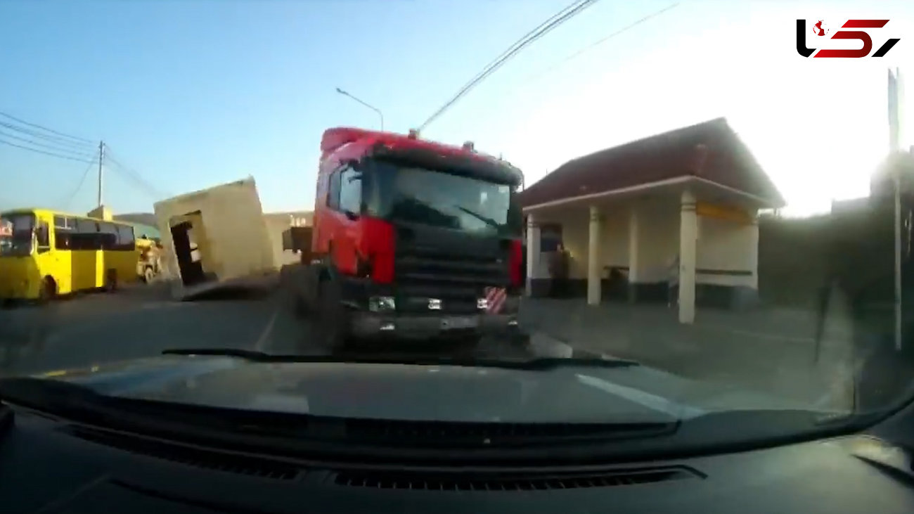 تصادف شدید کامیون با خودروی سواری + فیلم	