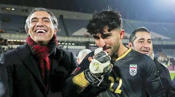 عاشقانه های فوتبالی با پدر و مادرهای ایرانی؛ زانو زدن مهدی طارمی، عابدزاده، سعید صادقی و بازیکنان لیگ برتری برای بوسیدن دست فرشته های زندگیشان+عکس