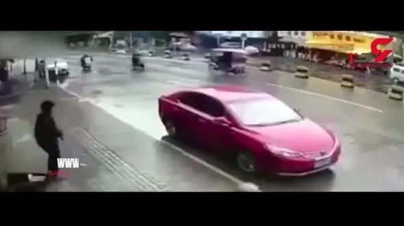 تصادف راننده خودروی بی احتیاط با پیرمرد دوچرخه سوار+فیلم