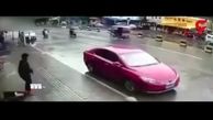 تصادف راننده خودروی بی احتیاط با پیرمرد دوچرخه سوار+فیلم