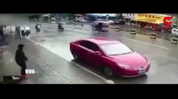 تصادف راننده خودروی بی احتیاط با پیرمرد دوچرخه سوار+فیلم