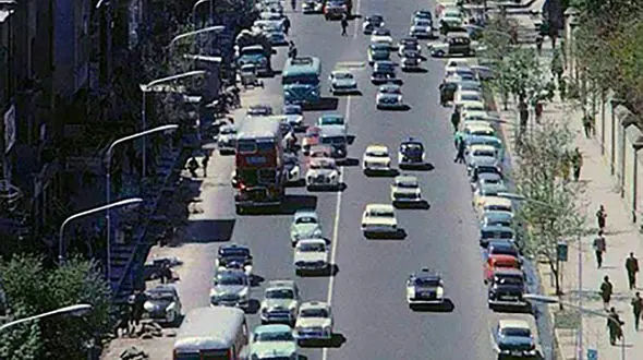 عکسی جالب از خیابان نادری در تهران قدیم