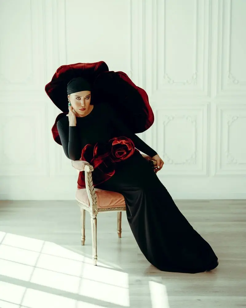 «نسیم ادبی» با استایل کلاسیک مشکی و قرمز