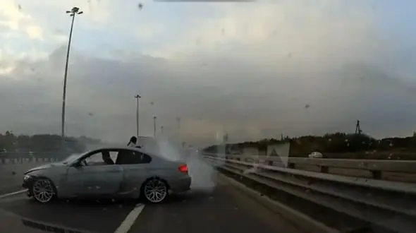 ببینید/ لحظه تصادف هولناک در جاده مه آلود