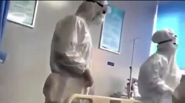 وحشتناکترین فیلم  مخفی از کیسه‌های جنازه بیماران کرونایی / ناله های پدر برای کودکش در بیمارستان