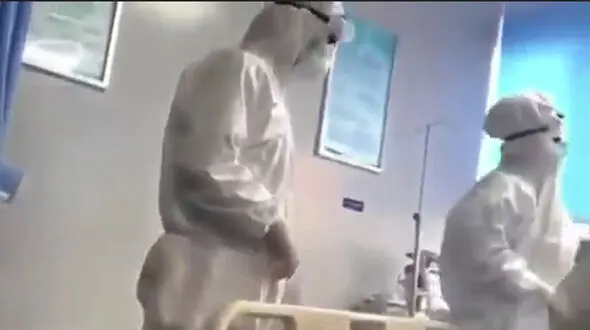 وحشتناکترین فیلم  مخفی از کیسه‌های جنازه بیماران کرونایی / ناله های پدر برای کودکش در بیمارستان