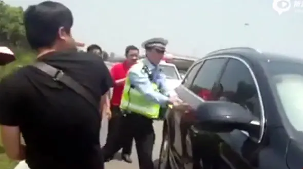 نجات کودک 3 ساله تنها توسط مامور پلیس/ گریه های این دختر ناجی او شد + فیلم و عکس 