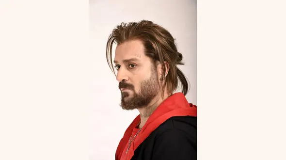 خالکوبی های عجیب بازیگر معروف در فیلم کاتیوشا