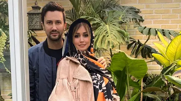 (تصاویر) چیدمان ساده و خوشرنگ خانه شاهرخ استخری و همسرش، در ایران با مبلمان رنگ گوجه ای/ نبات و پناه تو اتاق قدیمیشون چه راحت خوابیدن!